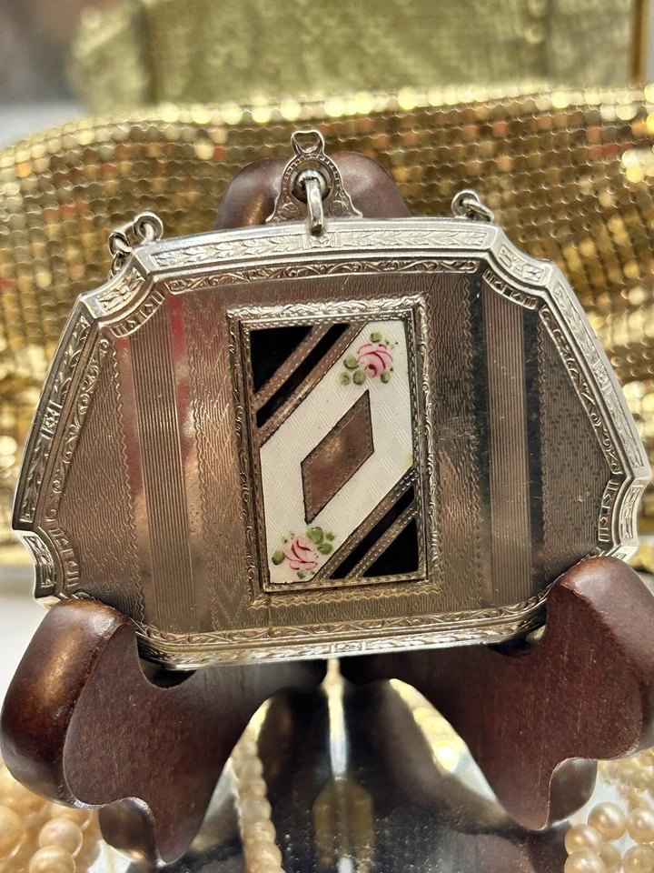 De Colección Esmalte Muñequera Aleta Cartera Lápiz Labial Polvo Rojo Estuche Compacto Guilloche Foto 3 de 4