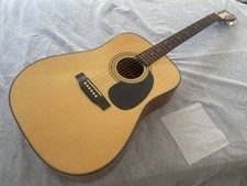Guitarra acústica Martin Sigma DM-15 usada, abolladura corporal, toca correctamente
