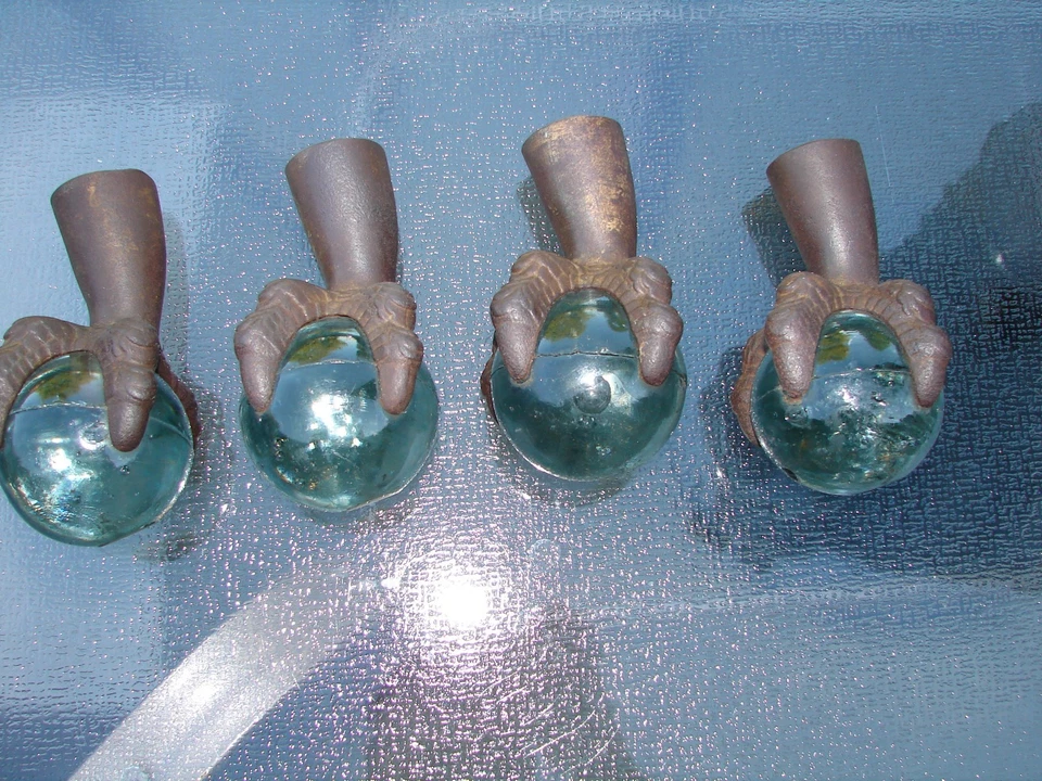(4) Bolas antiguas de hierro fundido con patas de bola y garra de vidrio de 3" para mesa antigua o decoración Foto 2 de 4
