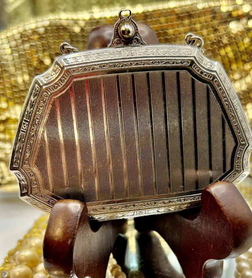 De Colección Esmalte Muñequera Aleta Cartera Lápiz Labial Polvo Rojo Estuche Compacto Guilloche Foto 4 de 4