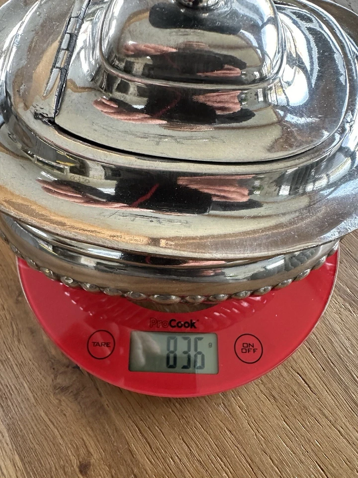 Tetera antigua de plata con sello de diseño estriado  Foto 3 de 4