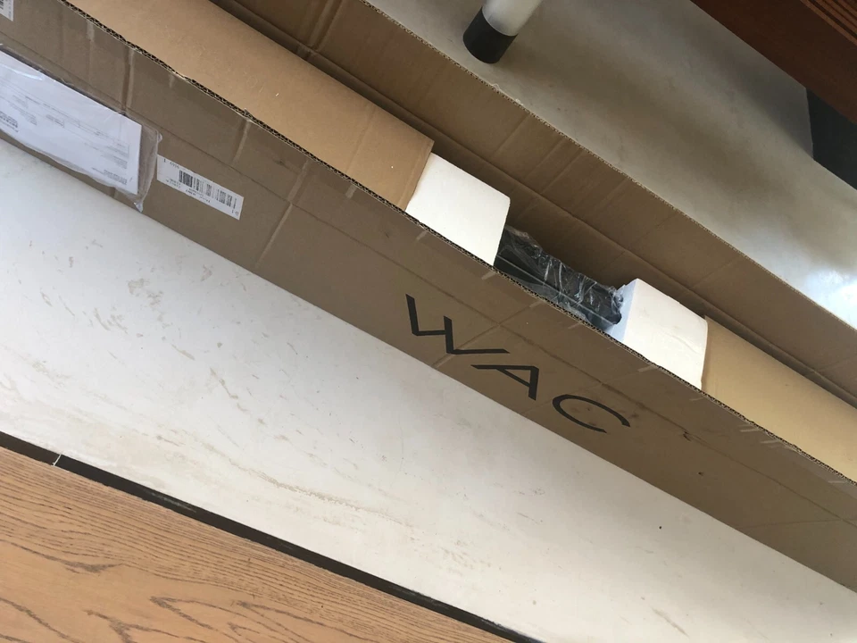 Luz Lineal Moderna WAC Modelo Volo 75"W LED - Negra Foto 4 de 4