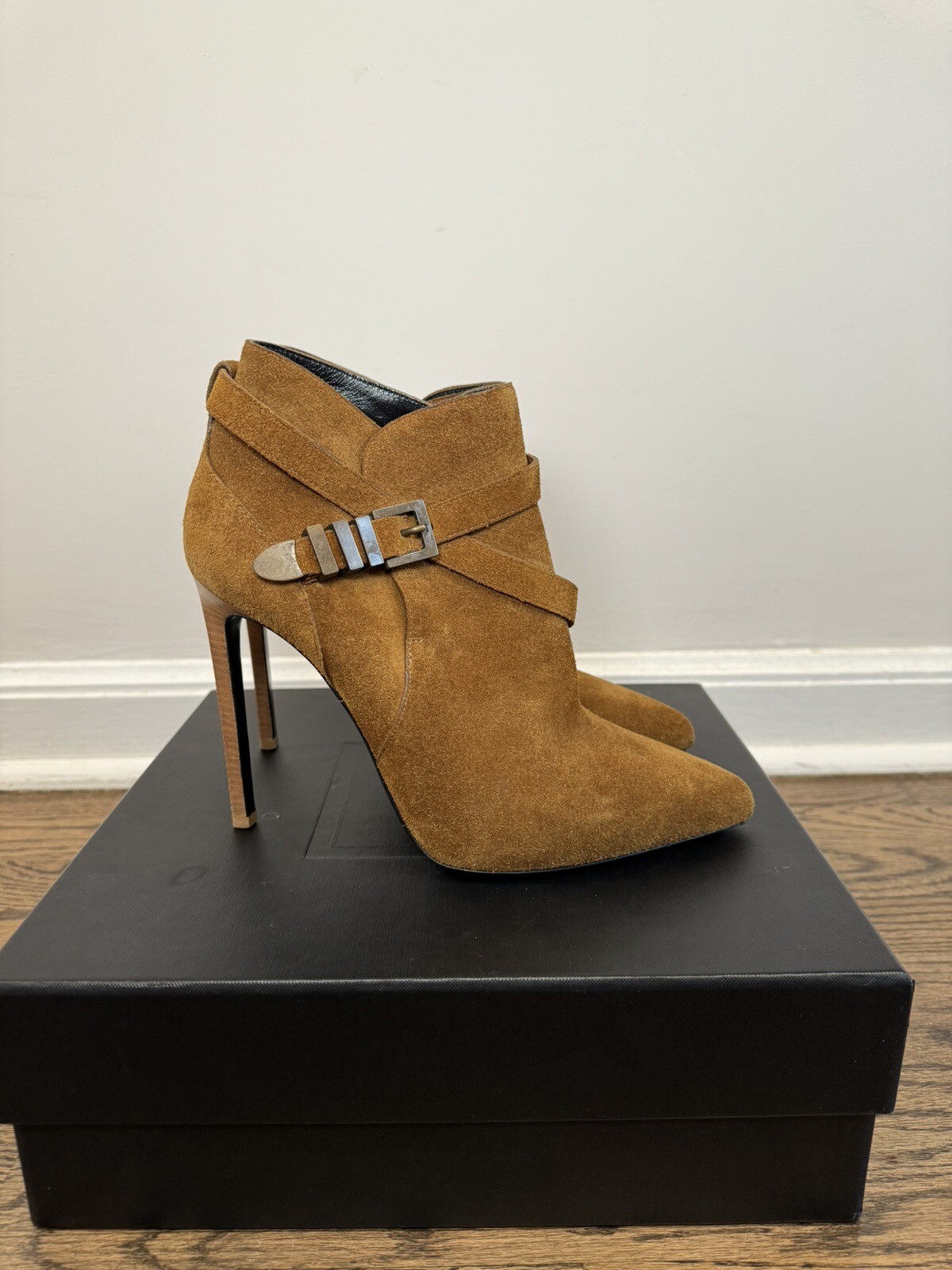 Stivali da donna marroni in pelle scamosciata Saint Laurent taglia 40