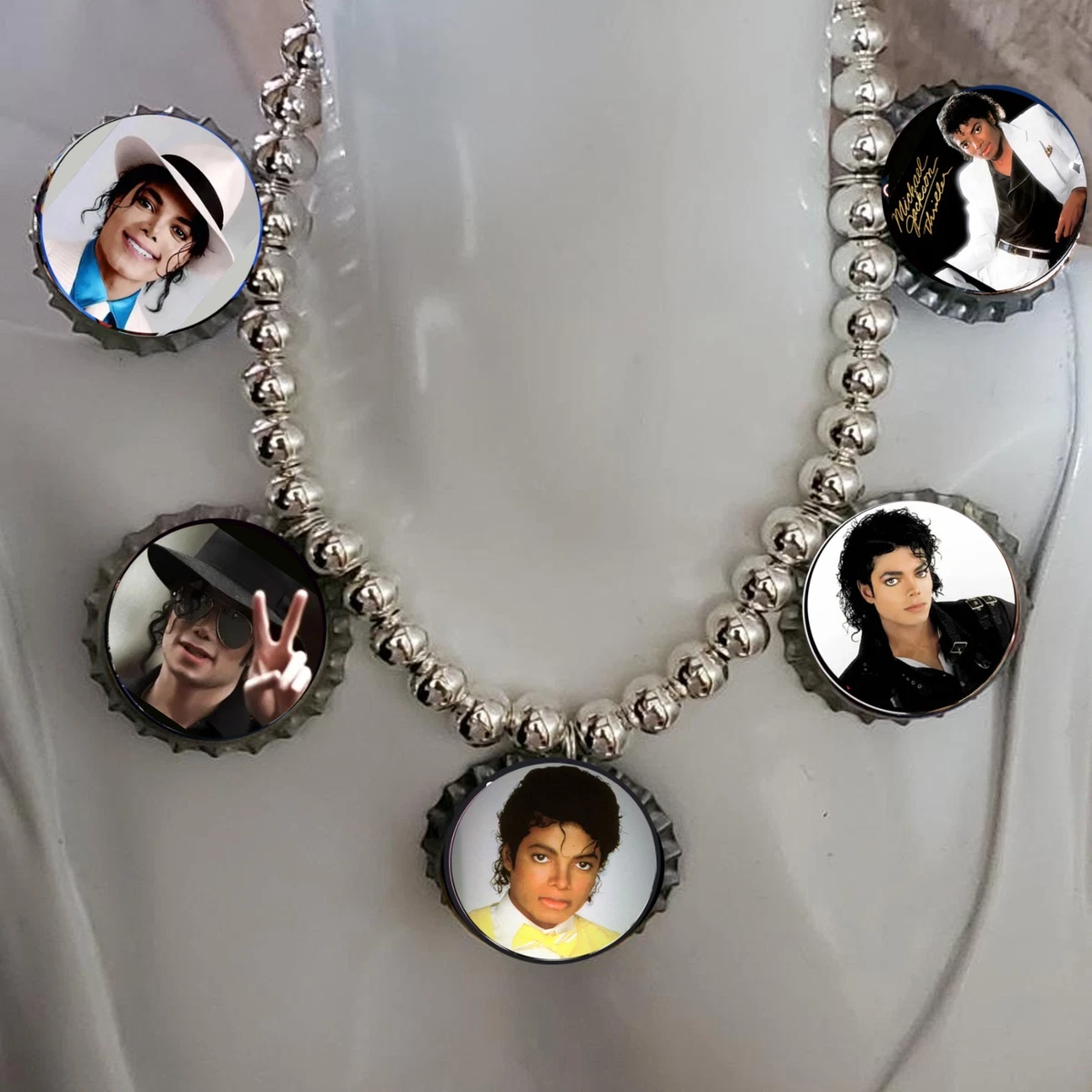 Collana Michael Jackson Dance - Ciondolo In Lega Con Il Re Del Pop, Stile Retrò E Classico. Ideale Per Fan E Amanti Della Musica. Leggera E Resistente All'acqua, 6,1g.