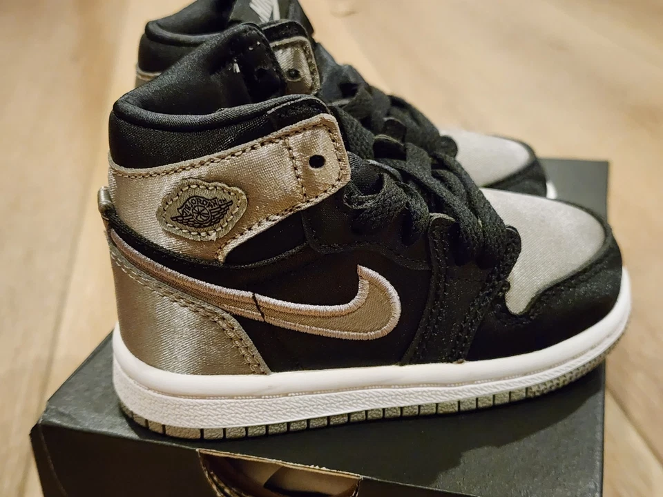 Jordan 1 Retro Alto OG (TD) En Negro/Gris Medio/Blanco - NUEVO CON CAJA TALLA 5C Foto 2 de 4