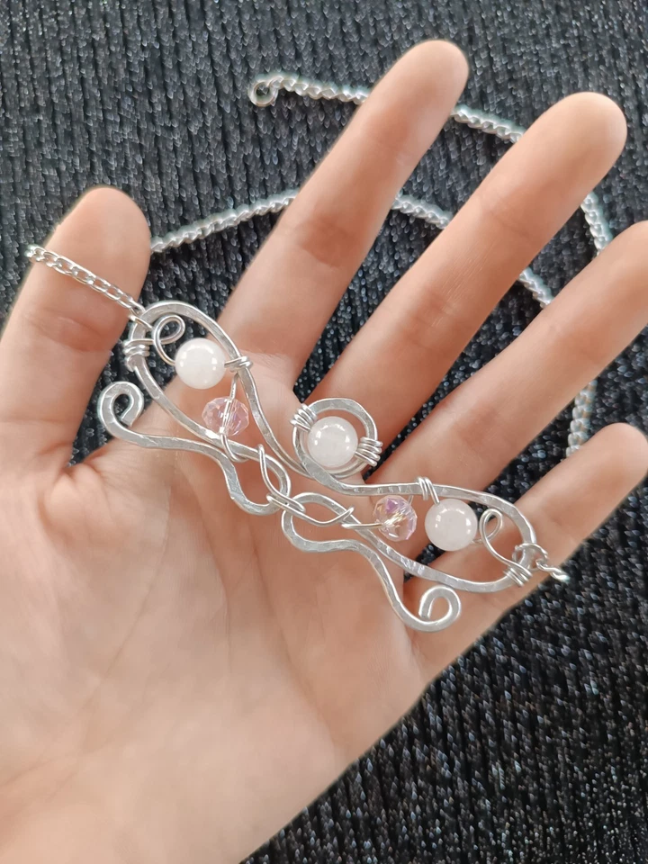 Collana In Alluminio Con Pietre In Quarzo Rosa E Perline - Immagine 3 di 4