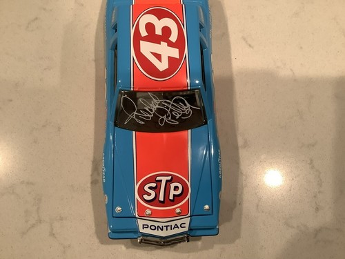 RICHARD PETTY AUTOGRAPHED 1984 STP 200TH WIN HISTORICAL SERIES DIECAST & CARD - Picture 9 of 20