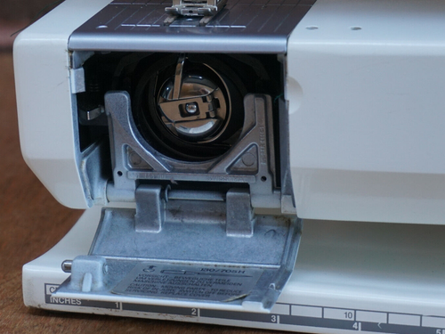 SIN PEDAL Máquina de Coser Computarizada Bernina 1090 CAJA ACCESORIOS FALTANTES - Imagen 19 de 23