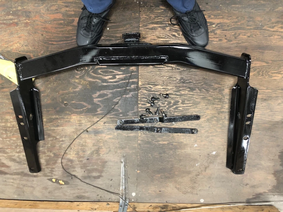 receptor de enganche de un Toyota 4Runner 2000. Es negro. Cort o U-Hal  Foto 2 de 2