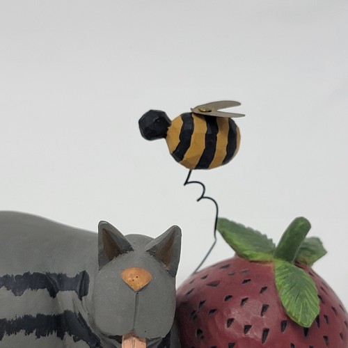 Williraye Studio Summer Treat Grey Stripe Cat Bee Strawberry WW7625 - Picture 5 of 12