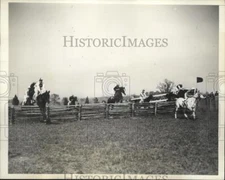 1935 Press Photo Virginia Gold Cup race won by Indigo with Secca 2nd - net32885