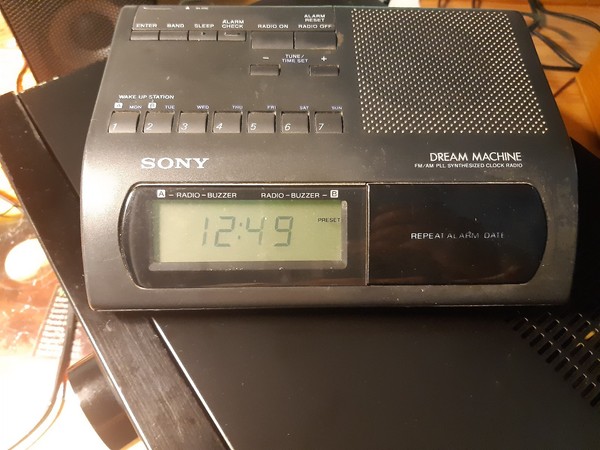 RADIO DESPERTADOR SONY ICF - C303