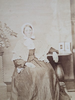 Antikes CDV Foto - sitzende Frau mit gerahmten Porträts von James Camlin, Ballymen