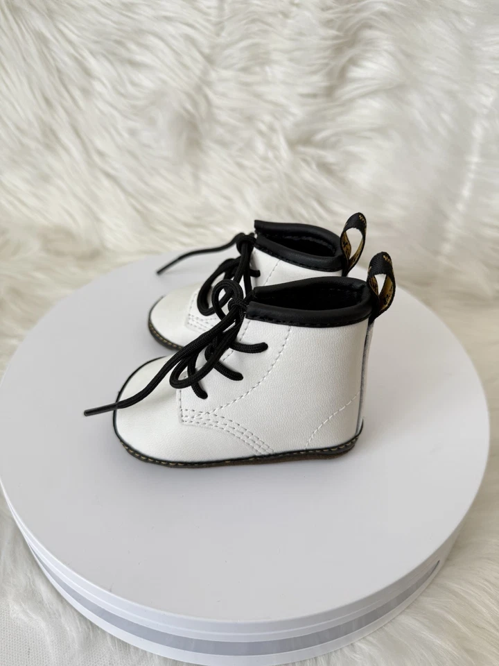 Botas de cuna Doc Martens 1460 blancas con cordones talla 2 de EE. UU. Foto 4 de 4