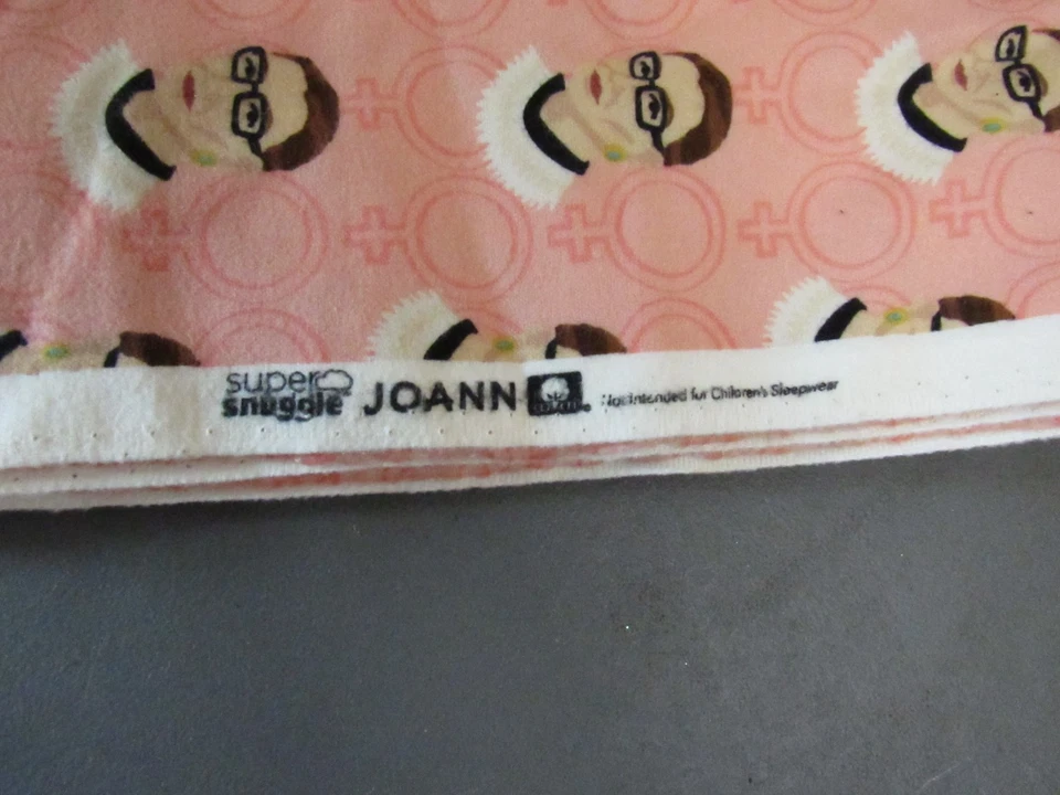 2 jardas Ruth Bader Ginsburg tecido super aconchegante Joann flanela - Imagem 4 de 4