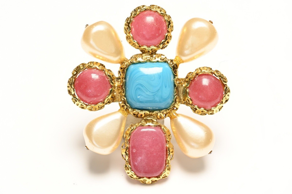 Chanel ブローチ　PARIS Vintage 1990's Chanel Paris Gripoix Pink Blue Glass CC Pearl