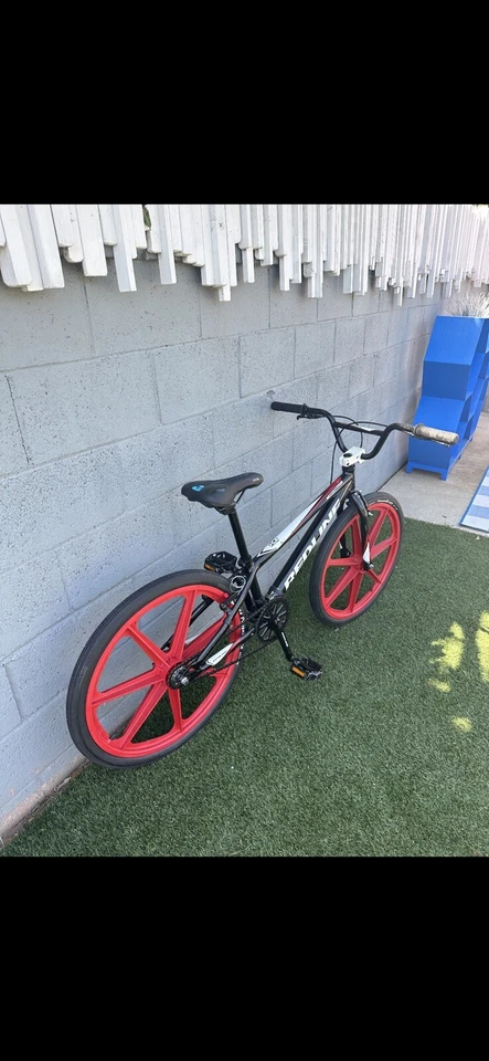 Bicicleta Redline BMX MX24 24" con cargadores Skyway rojos Foto 3 de 4