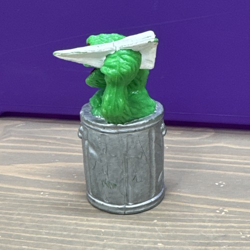Vintage Oscar Grouch Paper Airplane PVC Figure Sesame Street Applause - Picture 2 of 5