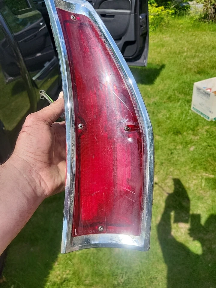 1964 BUICK SPORT WAGON AUTO 5955065 LH TAIL LIGHT Lens BEZEL+ HOUSING Oem - Image 2 of 4