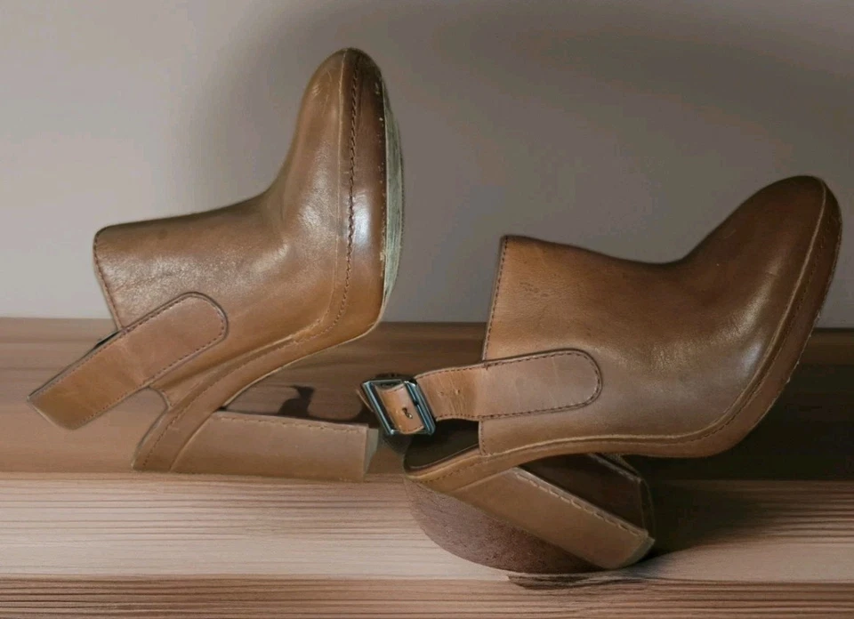 Tamanco Vince couro salto alto plataforma estilingue fivela fechada no dedo do pé marrom 6N - Imagem 2 de 4