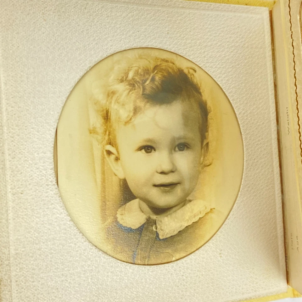 Álbum de fotos vintage de nuestro bebé mini recuerdo amarillo con fotos Foto 4 de 4