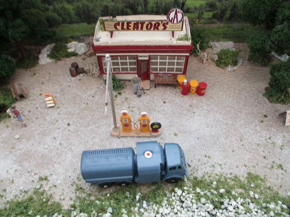 Vintage MATCHBOX LESNEY NO.73A RAF  10 TON PRESSURE REFUELLER. RESTORED CODE 3 - Image 3 of 4