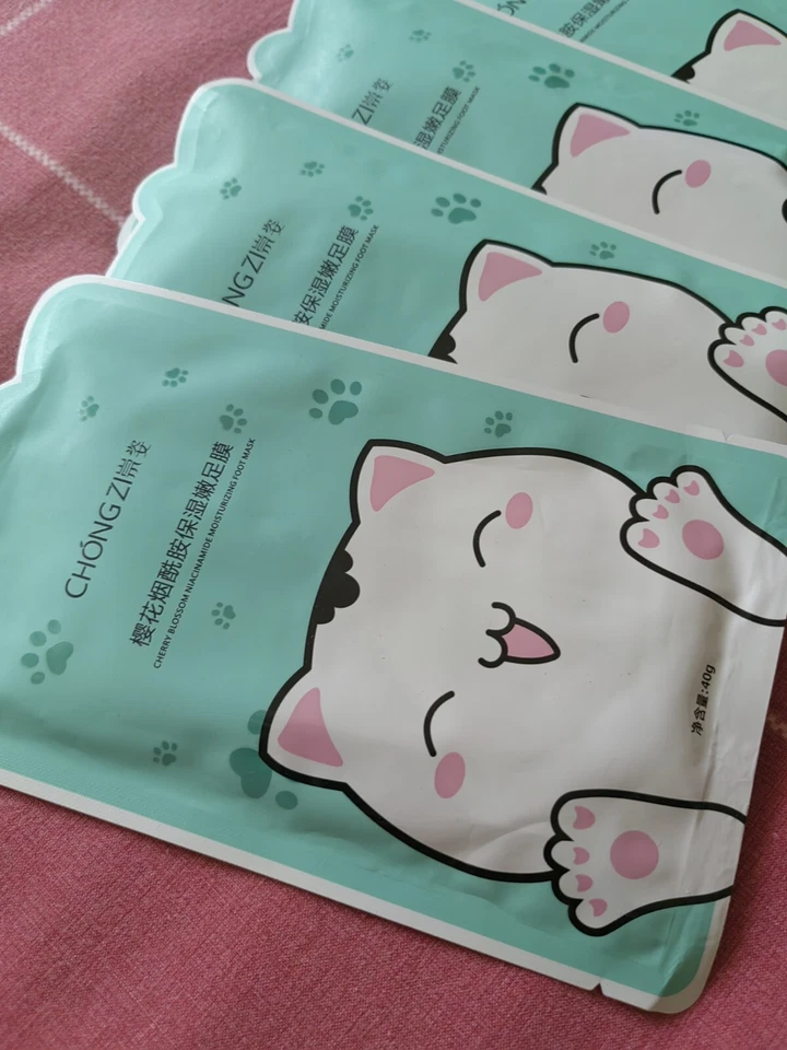 Cherry Blossom Niacinamide Moisturizing Foot Mask - Image 3 of 3