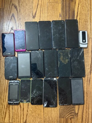 Mixed Lot of 19 Phones - (10) Samsung  (3) IPhone (6) Motorola BROKEN FOR-PARTS!