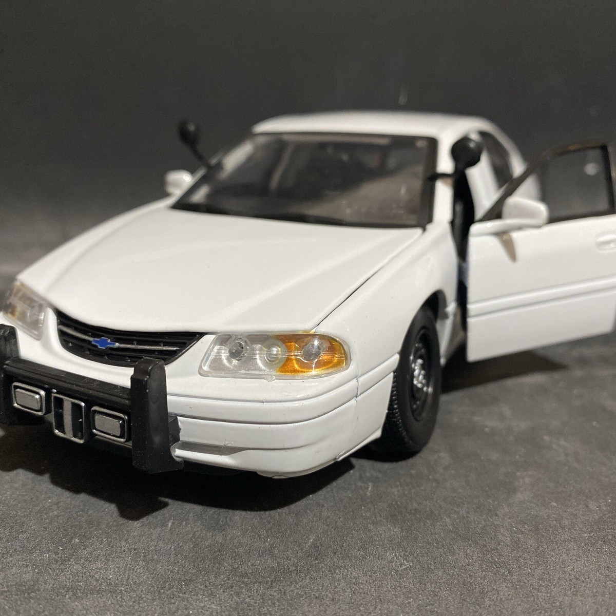 Motormax 1:24 Scale Chevrolet Impala 2002 Blank White Police Car