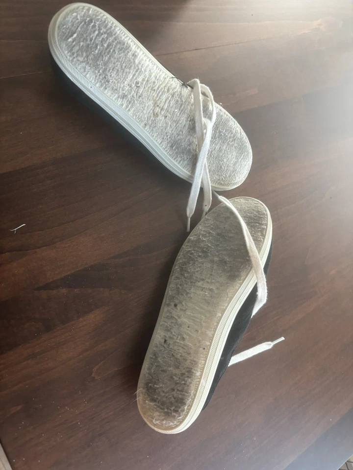 Iowa Hawkeyes women’s canvas shoes, size 8.5 - Image 4 of 4