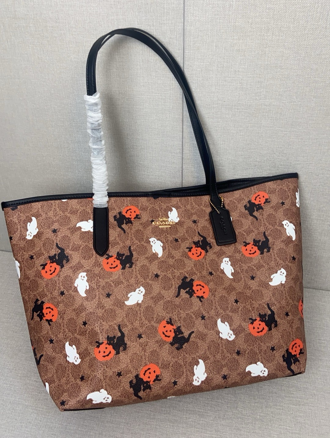 NWT CW450 City Tote Signature Canvas With Pumpkin Halloween Holidays