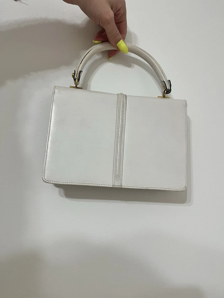 Винтажная белая кожаная сумка Saks Fifth Avenue сделано во Франции золотая фурнитура - Изображение 2 из 4