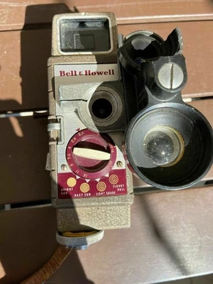 Vintage Bell & Howell deux-cinquante-deux (252) 8 MM Movie Camera - Photo 1/4