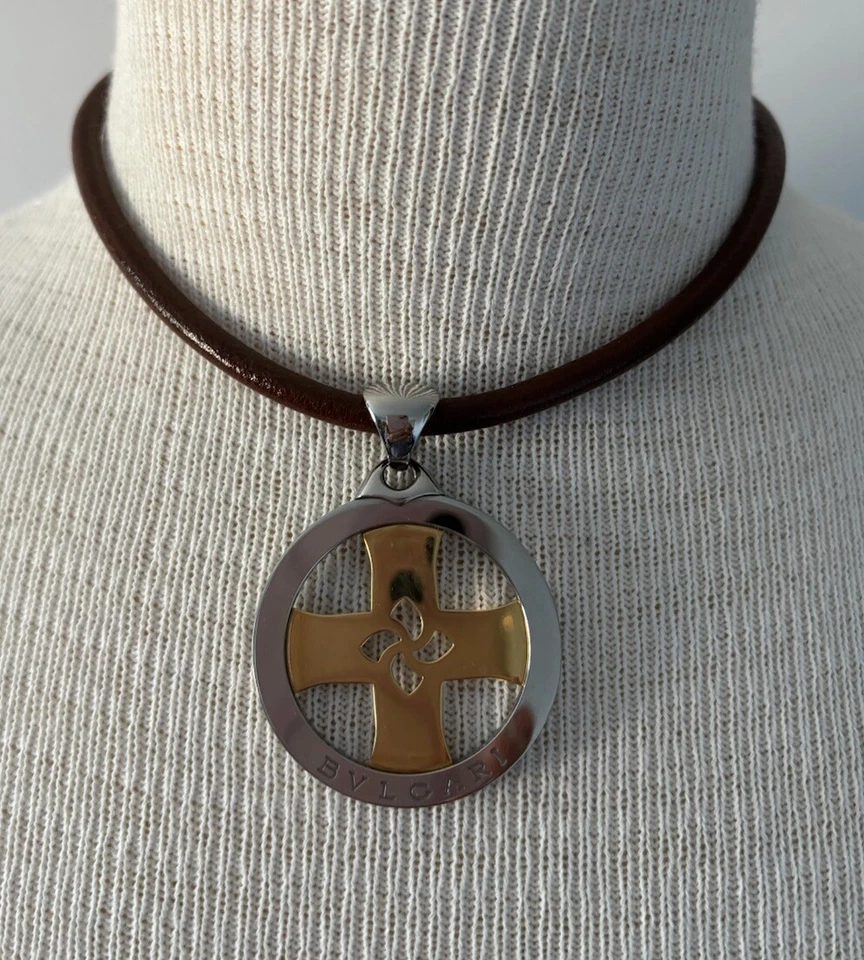 Colgante Bvlgari Oro Amarillo 18K Acero Tondo Cruz Circular Sobre Cordón Cuero Foto 2 de 4