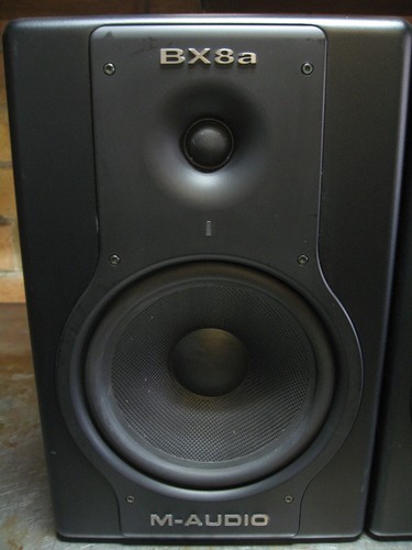 M-Audio BX8a Deluxe Speakers - Picture 4 of 6