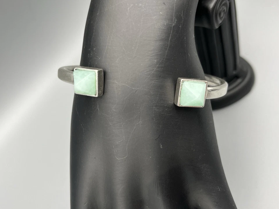 Brazalete Bella Ryann tono plata | Extremo abierto con piedras piramidales verdes menta Foto 3 de 4