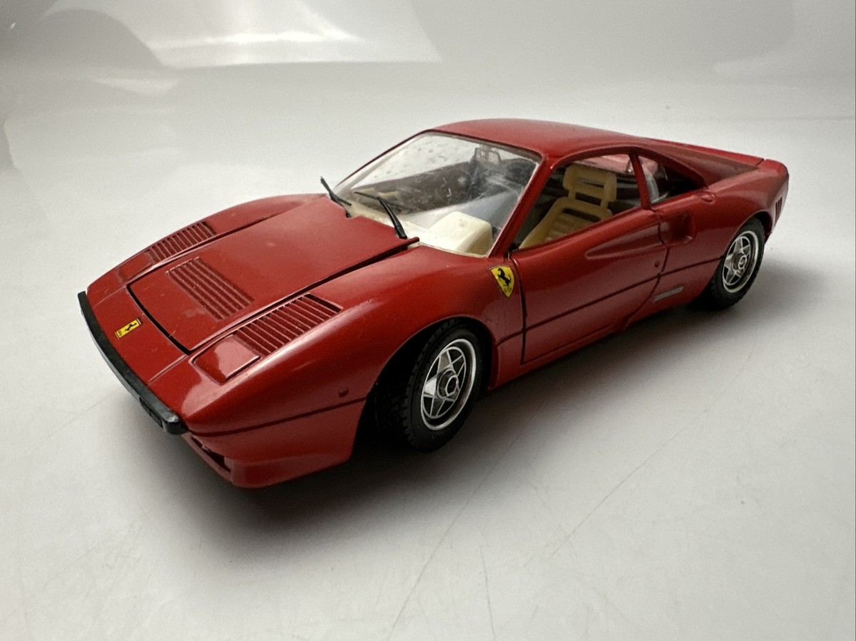 ブラーゴ　burago Ferrari GTO ミニカー 赤 FERRARI GTO 1984 rouge au 1/18 BURAGO AMELIOREE voiture