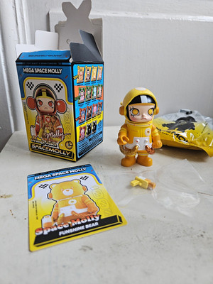 POP MART Mega Space Molly 100% Series 4 Funshine Bear Blindbox Box Karte