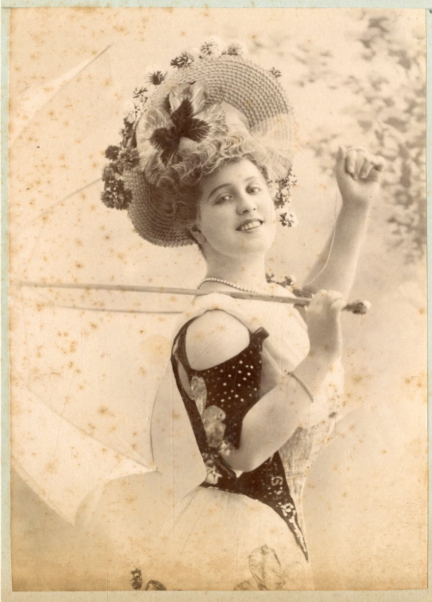 Mode Femme avec chapeau fleuri et parasol ca.1890 Vintage albumen print Vint