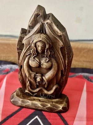 Lilith Altar Göttin Statue, handgeschnitzte Holzaltar Statue 6 cm große Brust