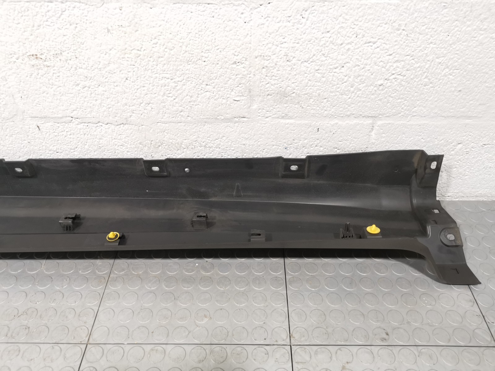Maserati Levante 2018 AWD 3.0 L Left Driver Side Skirt Rocker Molding OEM