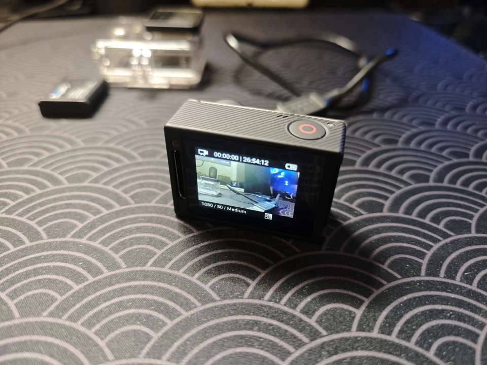 GoPro HERO4 Black 4K HD 12MP Action Camera - Cracked front screen - Image 2 of 2