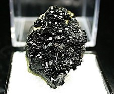 MINERALS : EPIDOTE XTLS ON MATRIX WITH MINOR TATANITE, CAMPO DO BOA MINE, BRAZIL