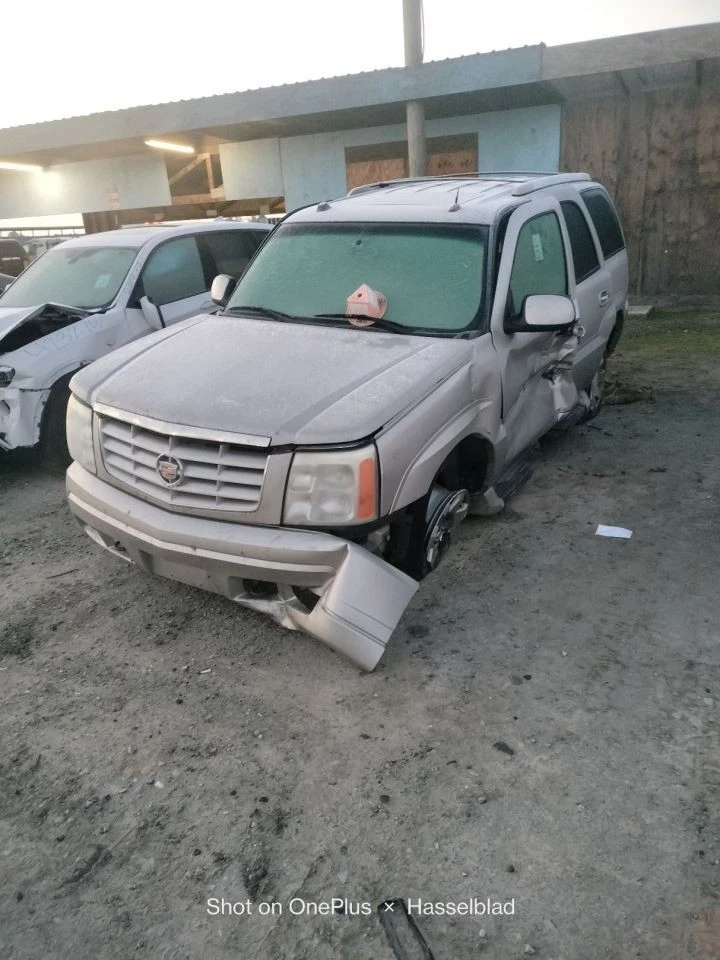 COOLANT RESERVOIR 15808715 2004-2006 CADILLAC ESCALADE Foto 2 de 4