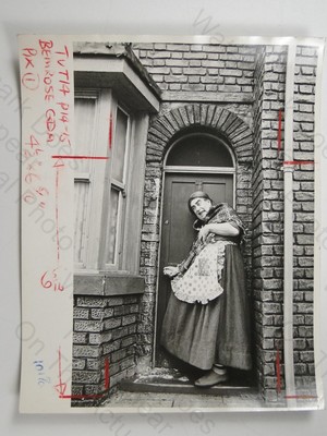 Schauspieler Bernard Youens Krönung Straße Pantomime Dame Kostüm 1980er Vintage TV Foto