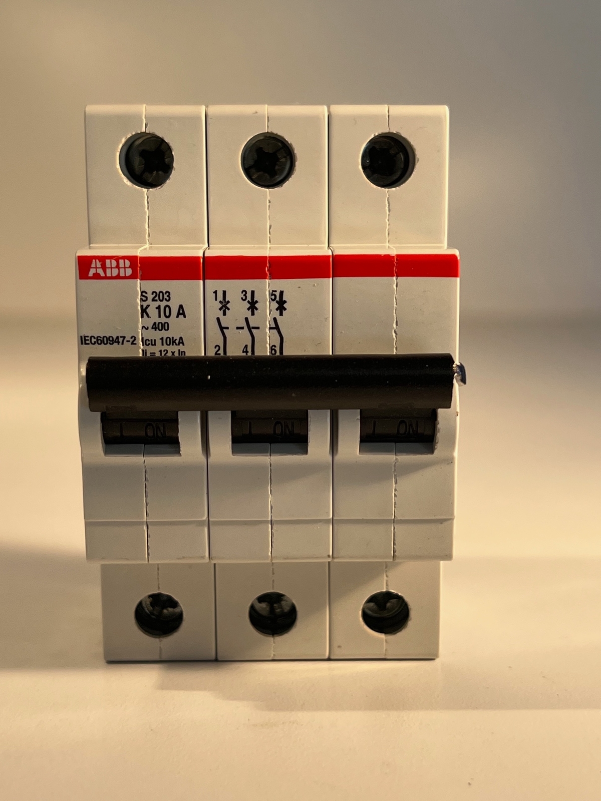 ONE(1) ABB S203 Rail Mount Circuit Breaker 2CD-S253-001-R0427 (USED)