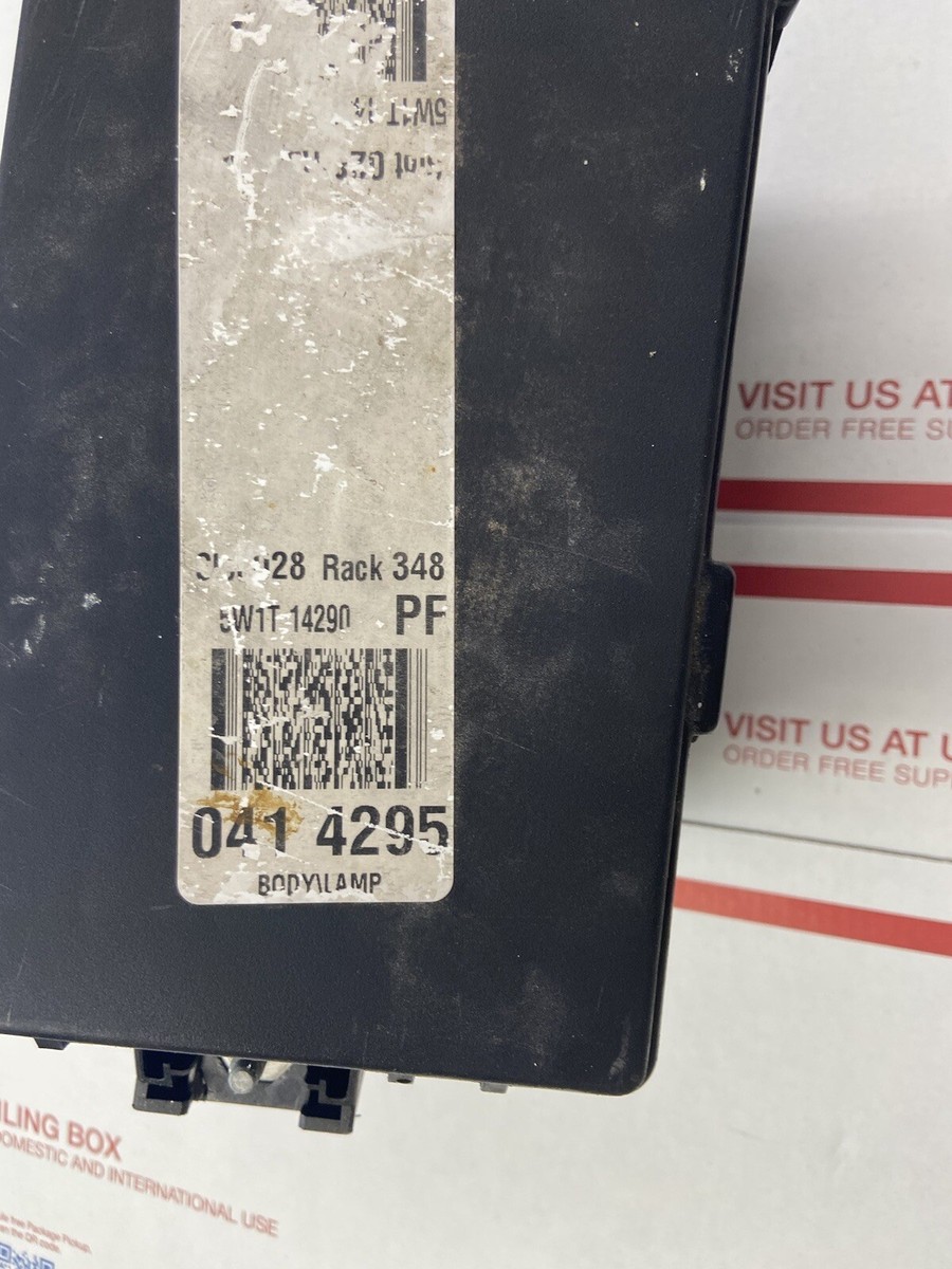 2005 - 2011 LINCOLN TOWN CAR Fuse Box With Cover