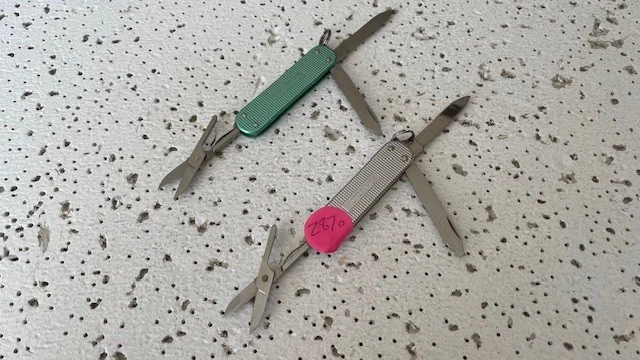 Lote de 2 navajas suizas Victorinox clásicas SD ALOX plateadas y verdes multiherramienta - Foto 2 de 4