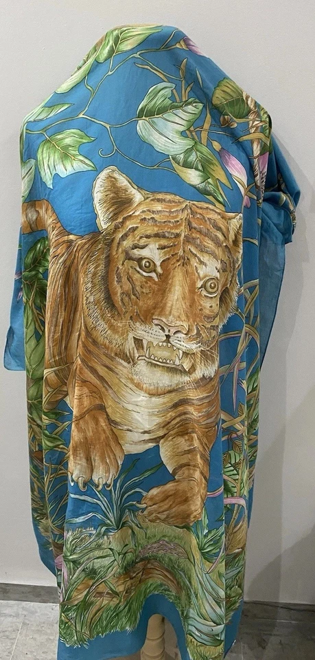 Хлопковая шаль S41#Gucci Jungle Tiger 53 дюйма x 52 дюйма парео упаковка - есть пятна и пульсы - Изображение 2 из 4