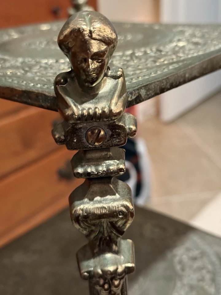 Antiguo soporte para plantas de latón ornamentado de 3 niveles Étajère con acabados figurativos de dama de colección Foto 3 de 4